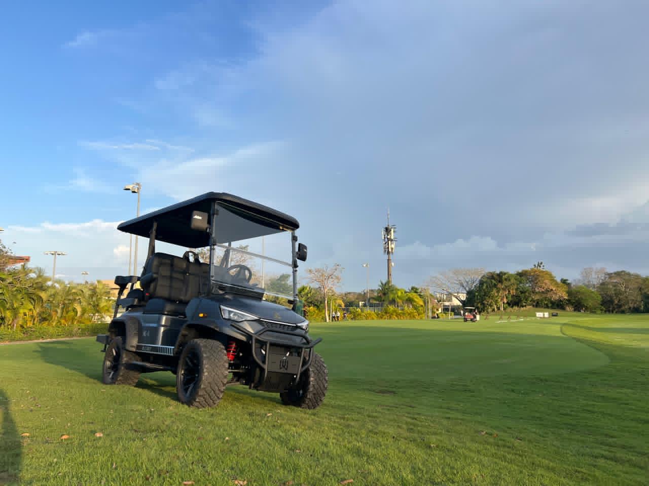 Carrito de golf eléctrico JK Cart en un campo de golf
