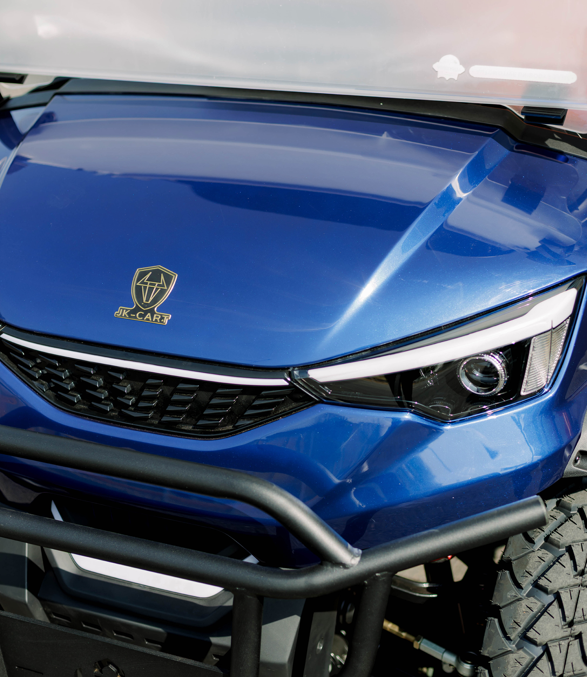 Detalle del emblema JK Cart en carrito eléctrico